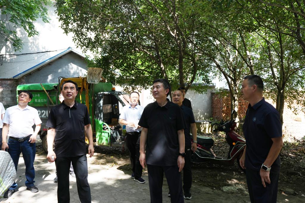 校长余本海带队开展防汛防台风、高温防暑暨暑期校园安全大检查